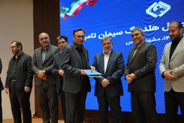 اهداء لوح سپاس به مدیر عامل شرکت سیمان صوفیان جهت ارتقاء عملکرد شرکت سیمان صوفیان درز زمینه سودآوری