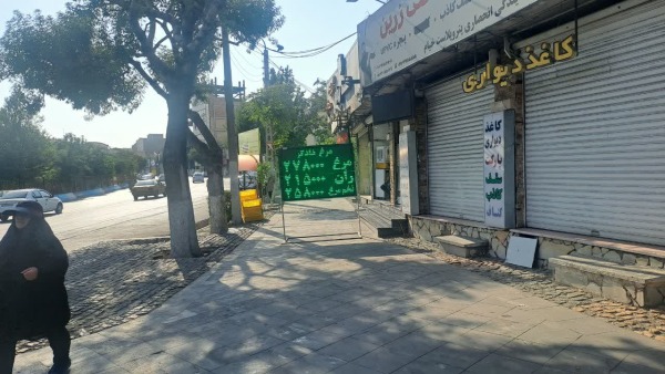 سد معبر با تابلوهای پایهدار؛ تهدیدی برای تردد ایمن شهروندان در پیادهروهای تبریز