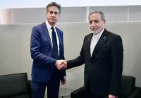 دست دادن وزیر خارجه بریتانیا با عراقچی برای وی حاشیه ساز شد