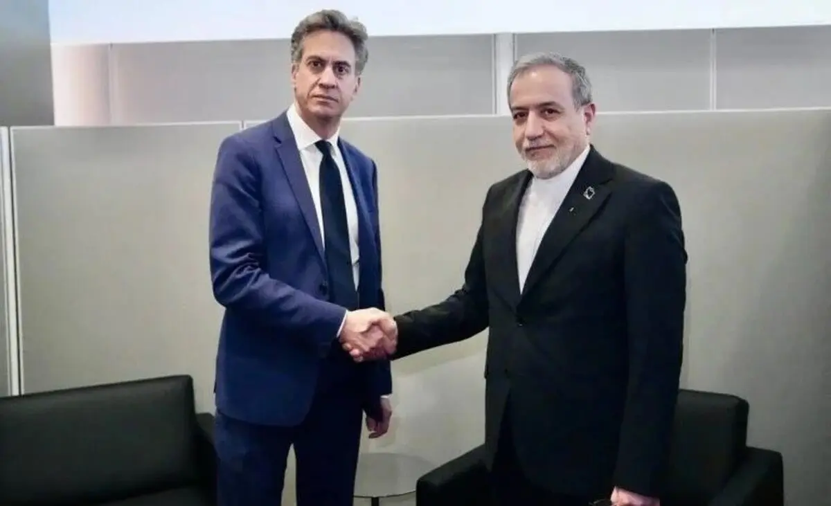 دست دادن وزیر خارجه بریتانیا با عراقچی برای وی حاشیه ساز شد